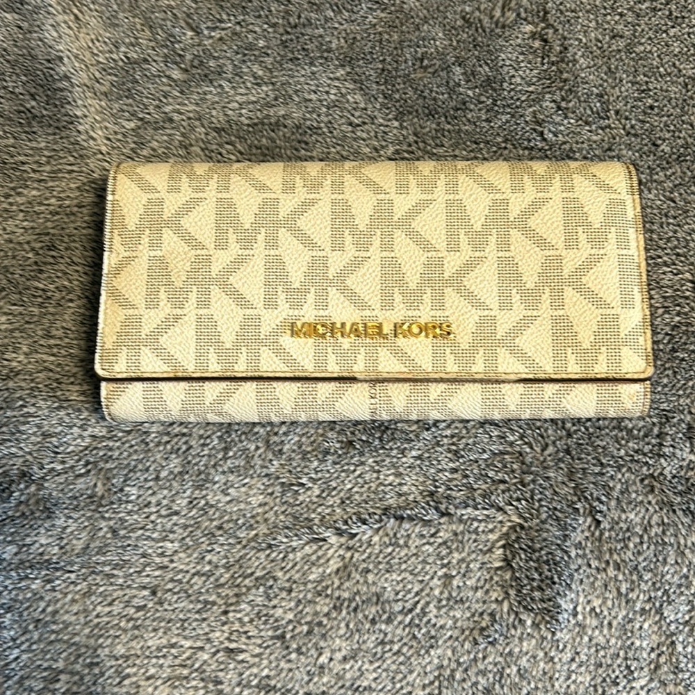 Vanilla Micheal Kors wallet